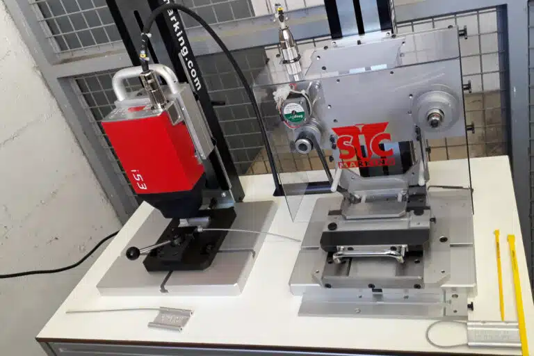 전기 부품의 추적성을 보장하는 내구성 있는 마킹